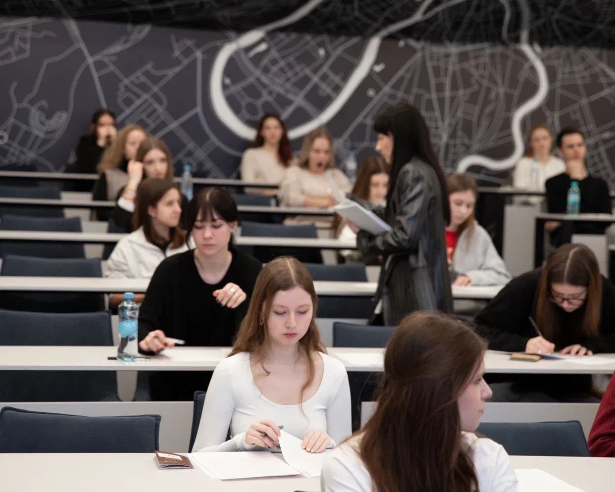 Олимпиада РУДН для школьников — это ежегодный образовательный проект, который помогает старшеклассникам проверить знания, определиться с будущей профессией и сделать первый шаг к поступлению в университет.